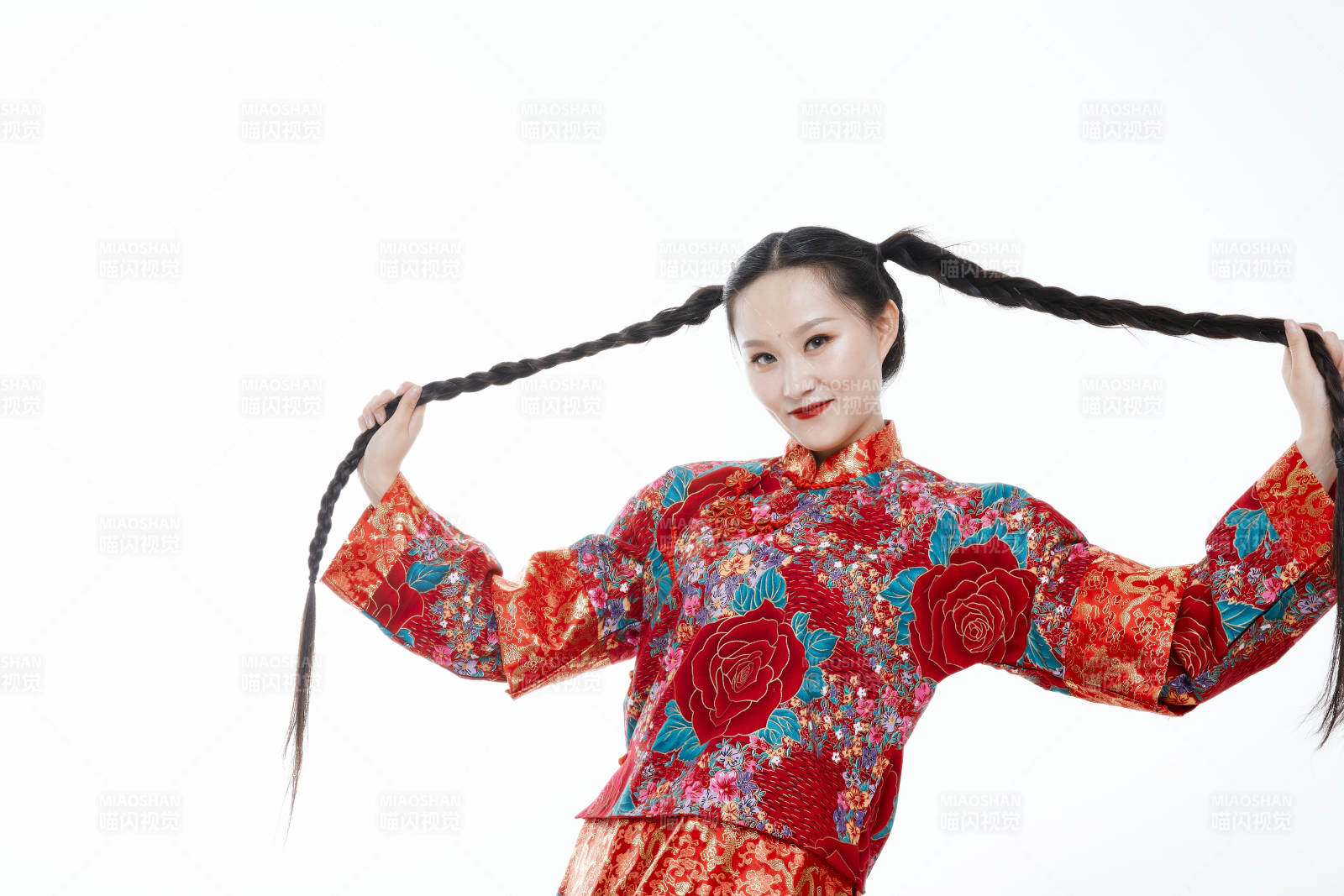 身穿中国传统服饰的青年女性