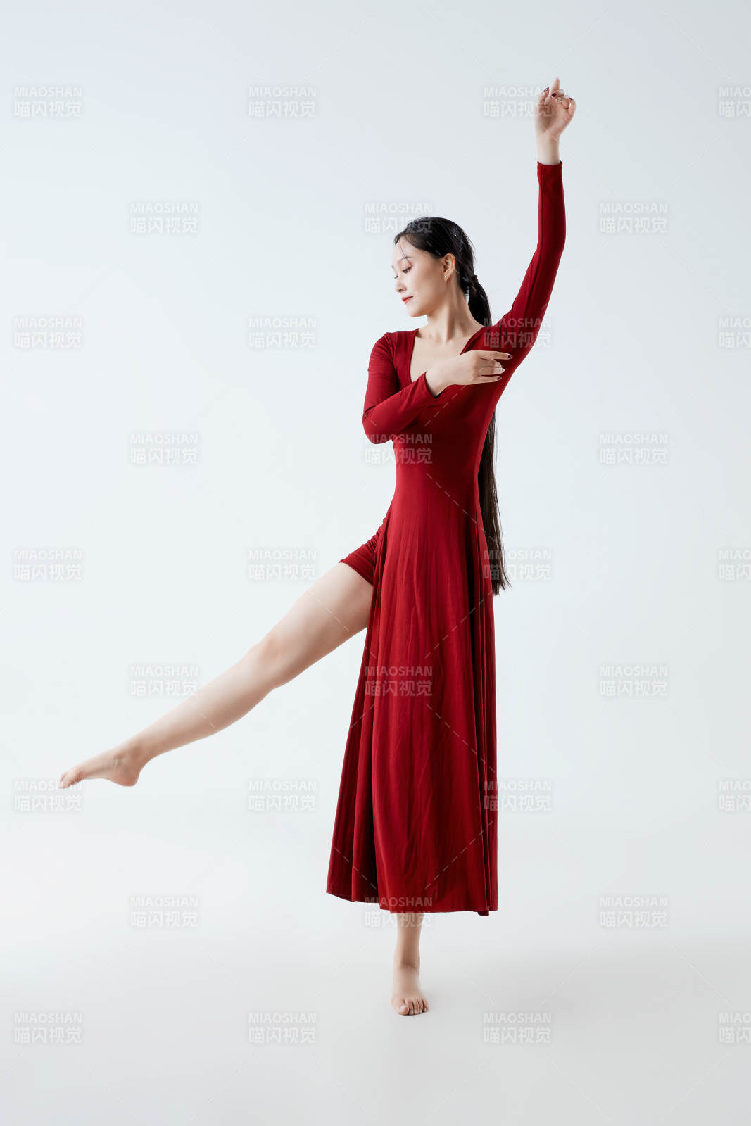 穿著紅色長裙翩翩起舞的少女