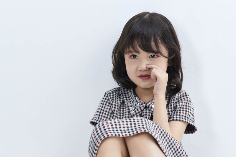 白色色背景的可爱的亚洲小女孩儿童