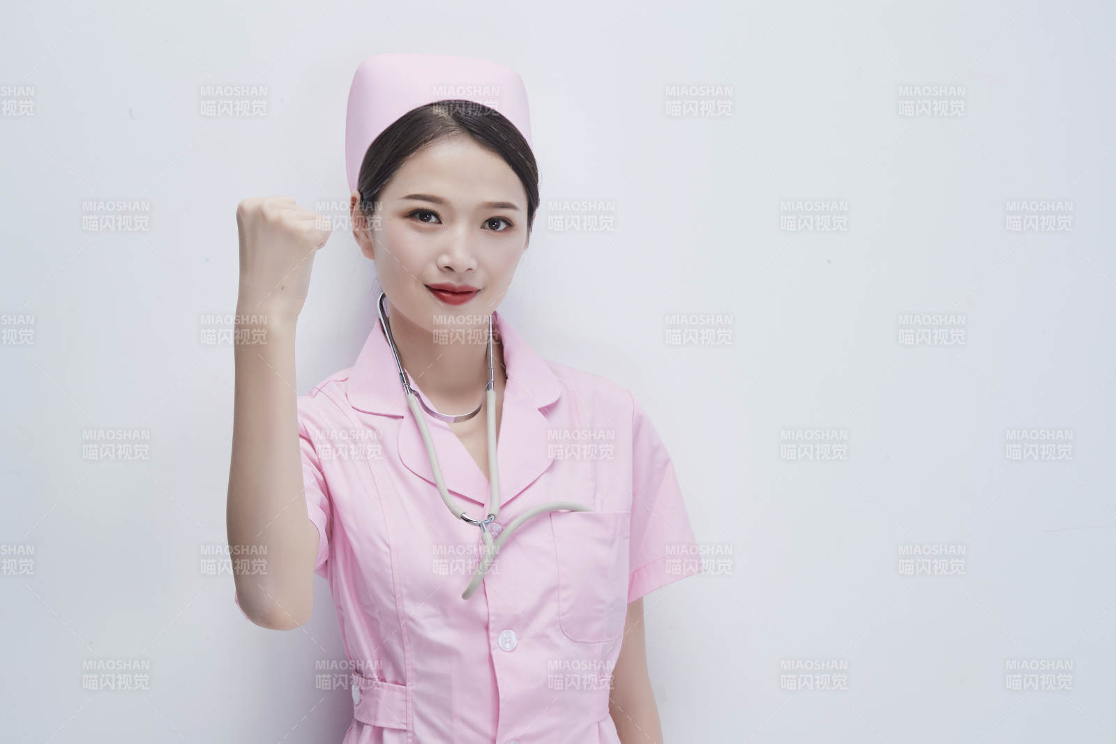 身穿粉色護士服佩戴聽診器的女性醫護人員