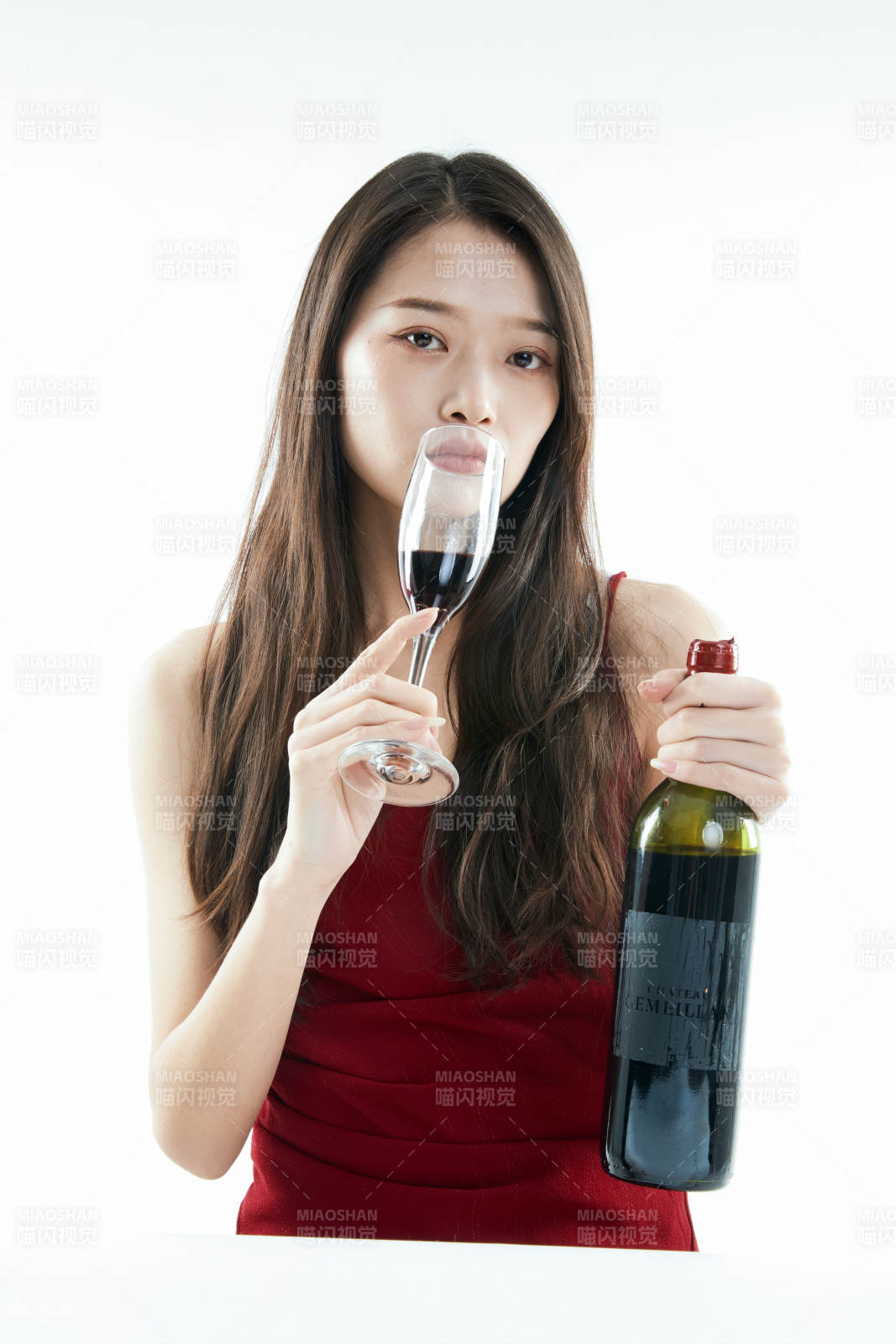 獨(dú)自品嘗紅酒的亞洲女性