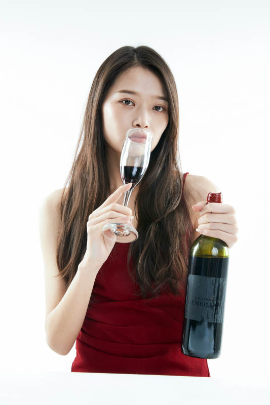 独自品尝红酒的亚洲女性