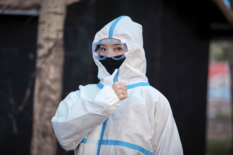 穿白色防护服佩戴护目镜口罩的女性防护人员