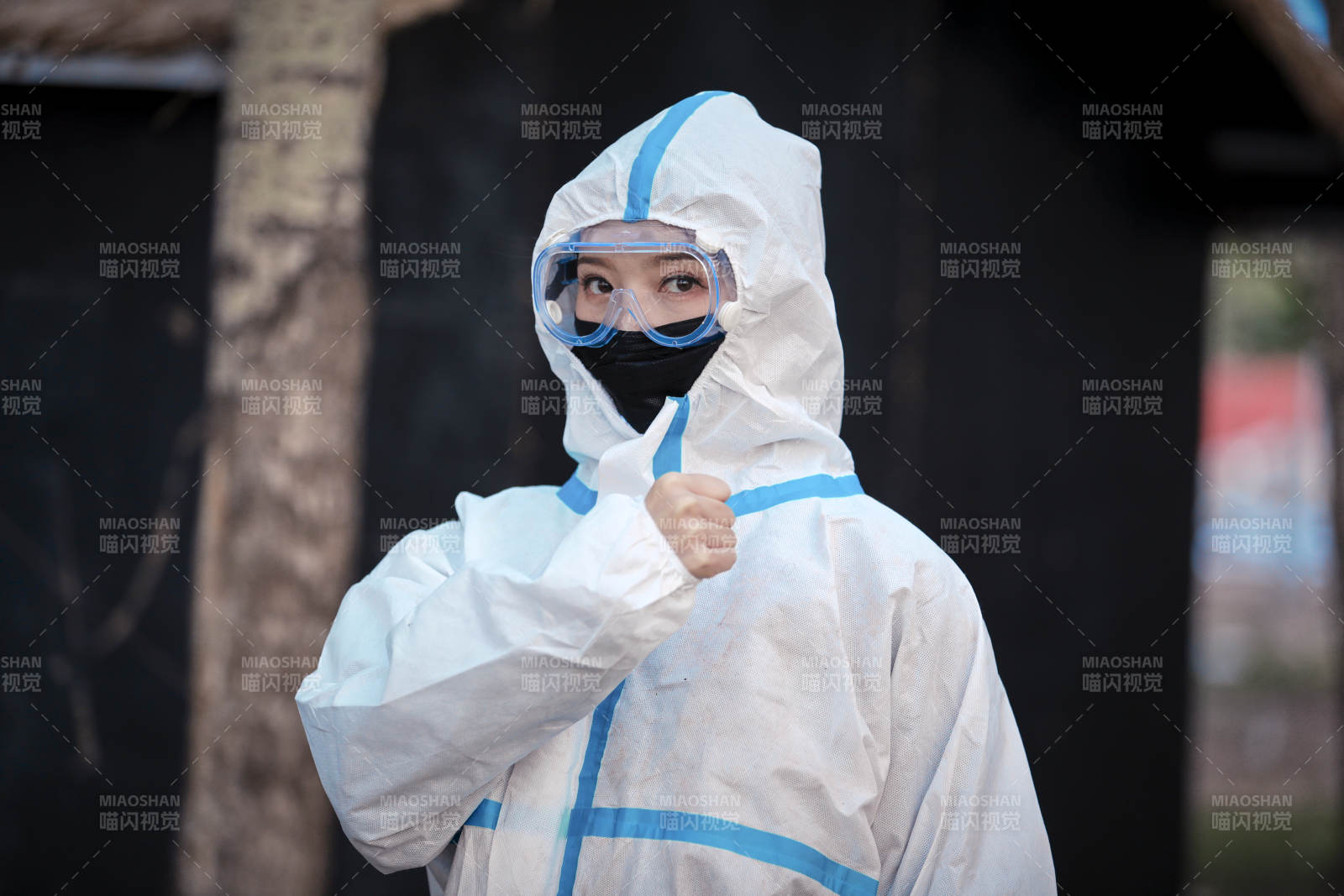 穿白色防護服佩戴護目鏡口罩的女性防護人員