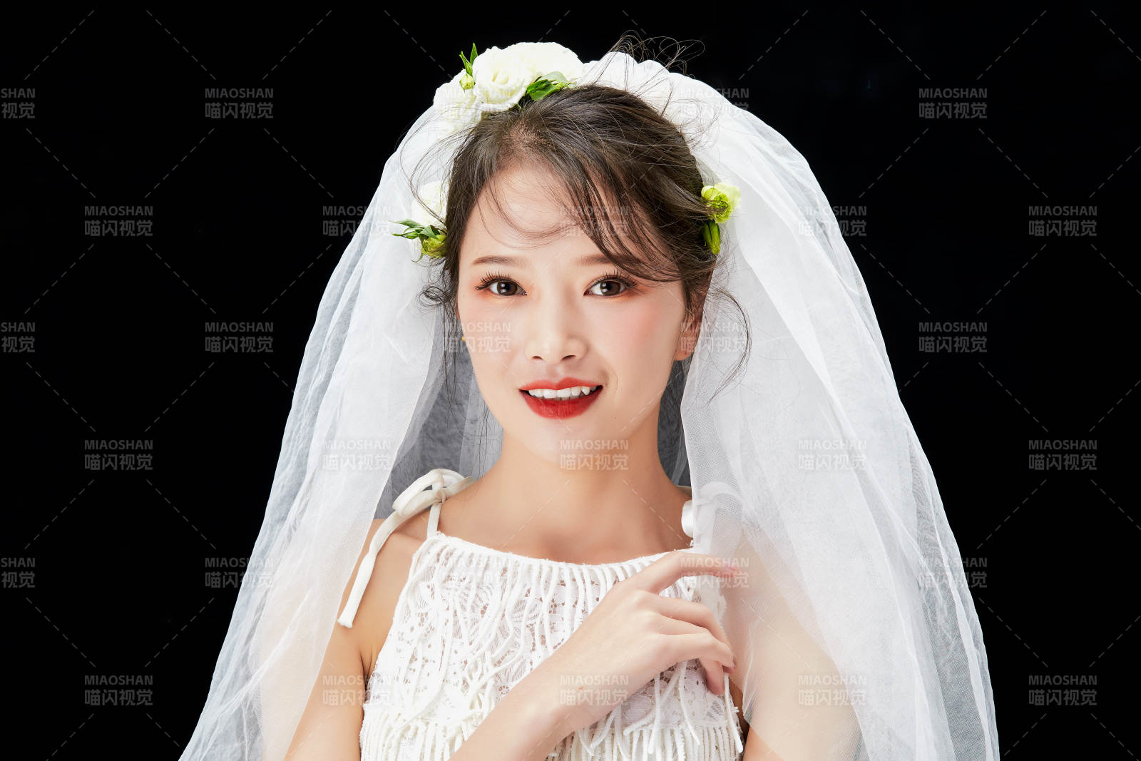 黑色背景下的美妆新娘彩妆人像图片