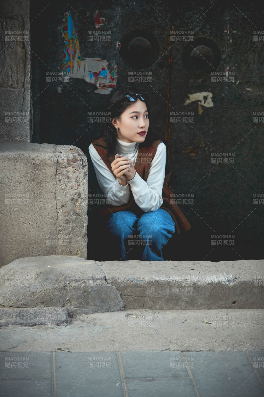 老舊城區里穿著復古港風的美麗清純少女