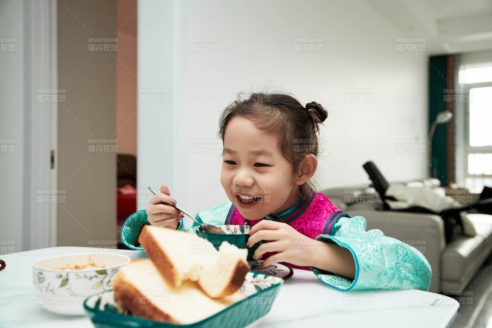 在家玩耍的亞洲小女孩