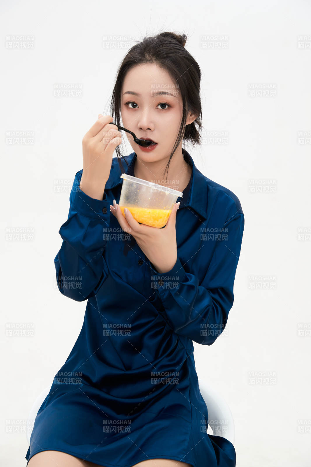 大吃特吃的亞洲可愛少女人像