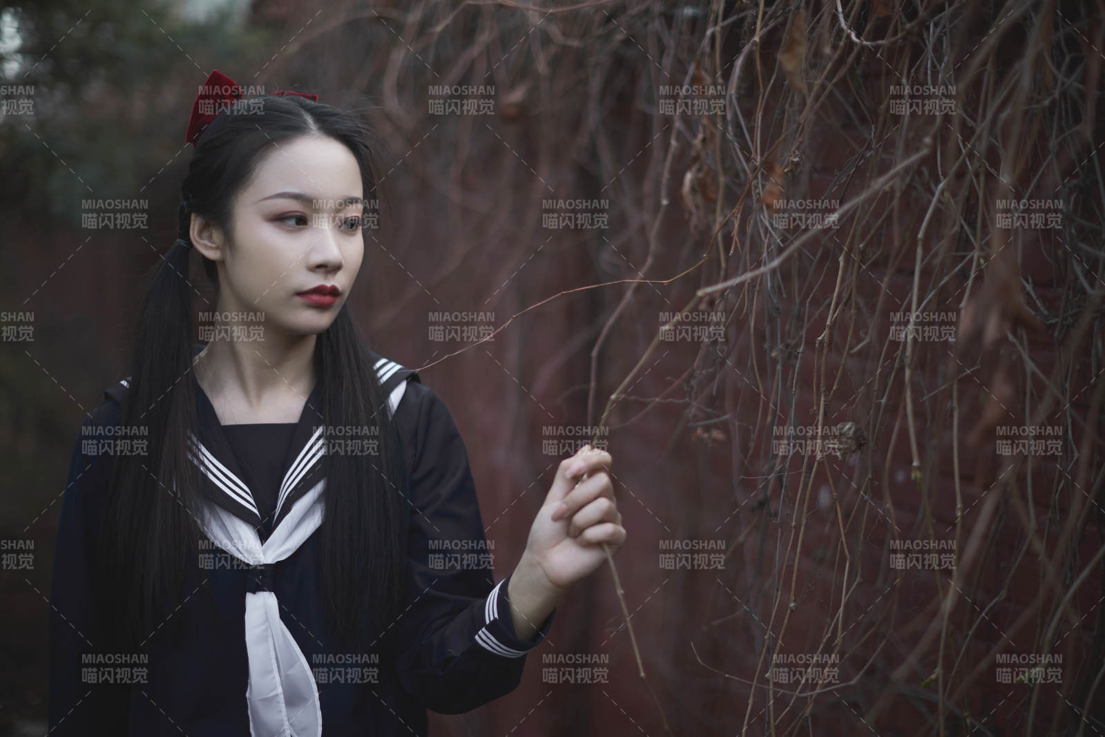 日系戶外公園穿jk校服的少女