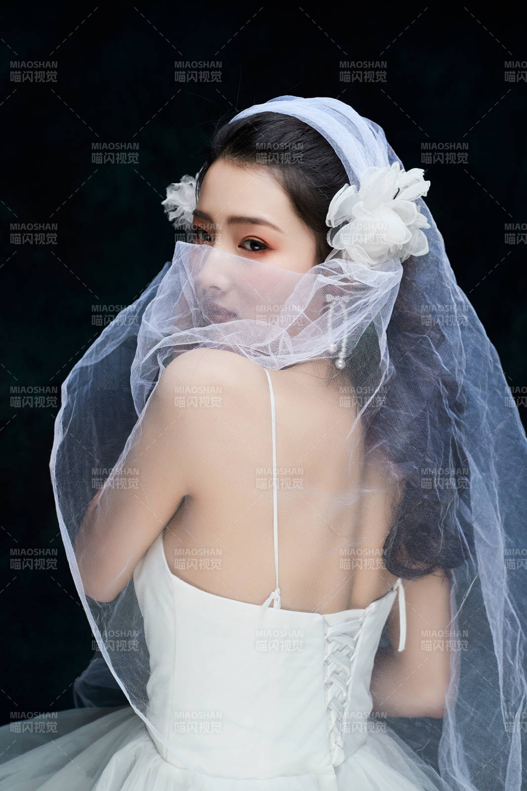 黑色背景下的女性复古婚纱妆面图片