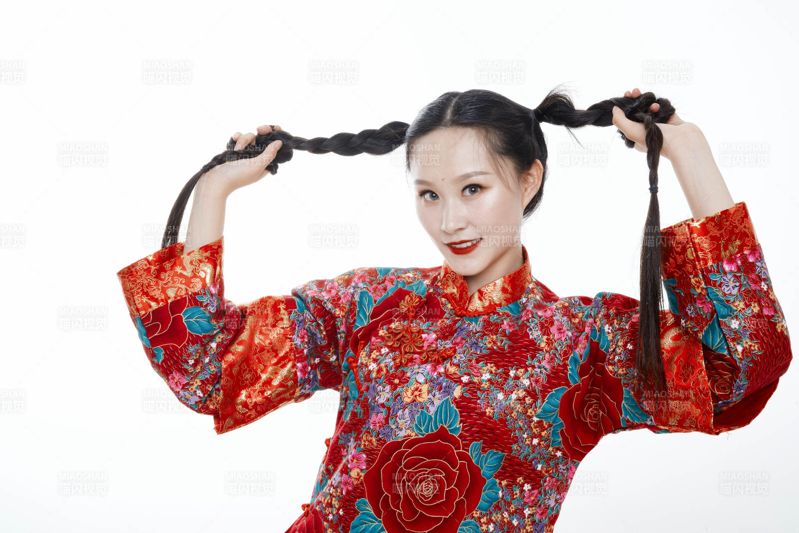 身穿中国传统服饰的青年女性