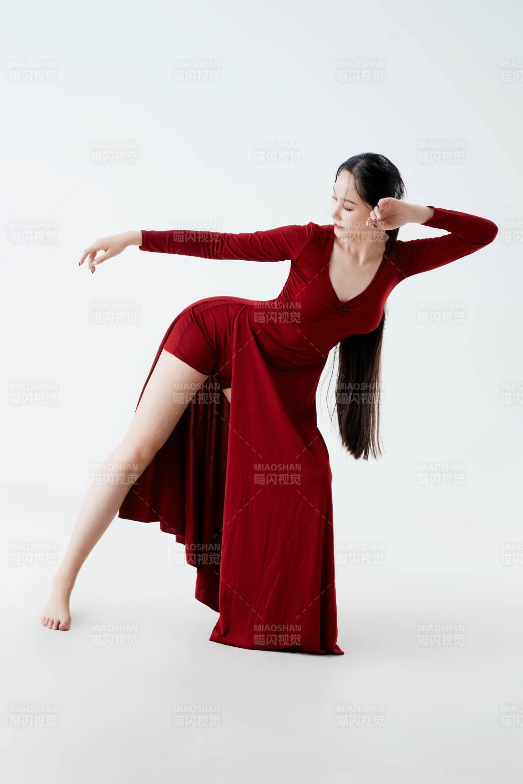 穿着红色长裙翩翩起舞的少女