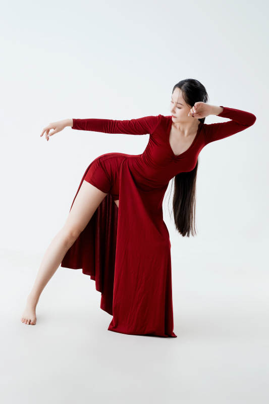 穿着红色长裙翩翩起舞的少女