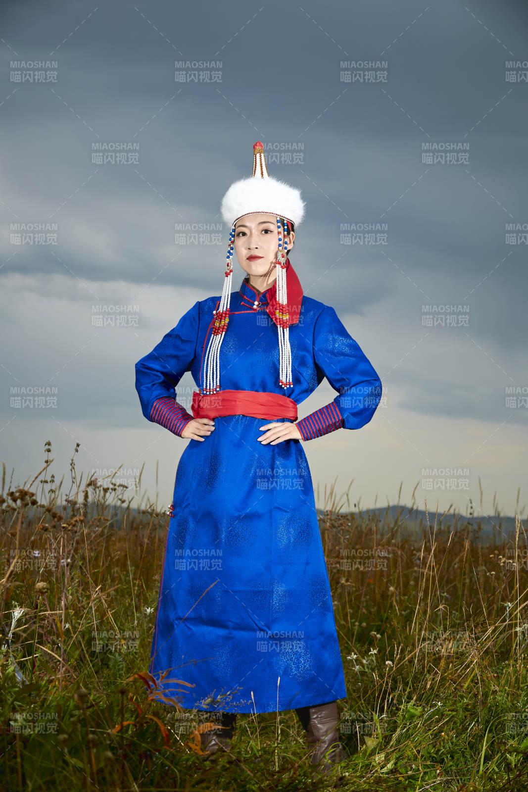 草原上身穿豪華蒙古族服飾的蒙族少女