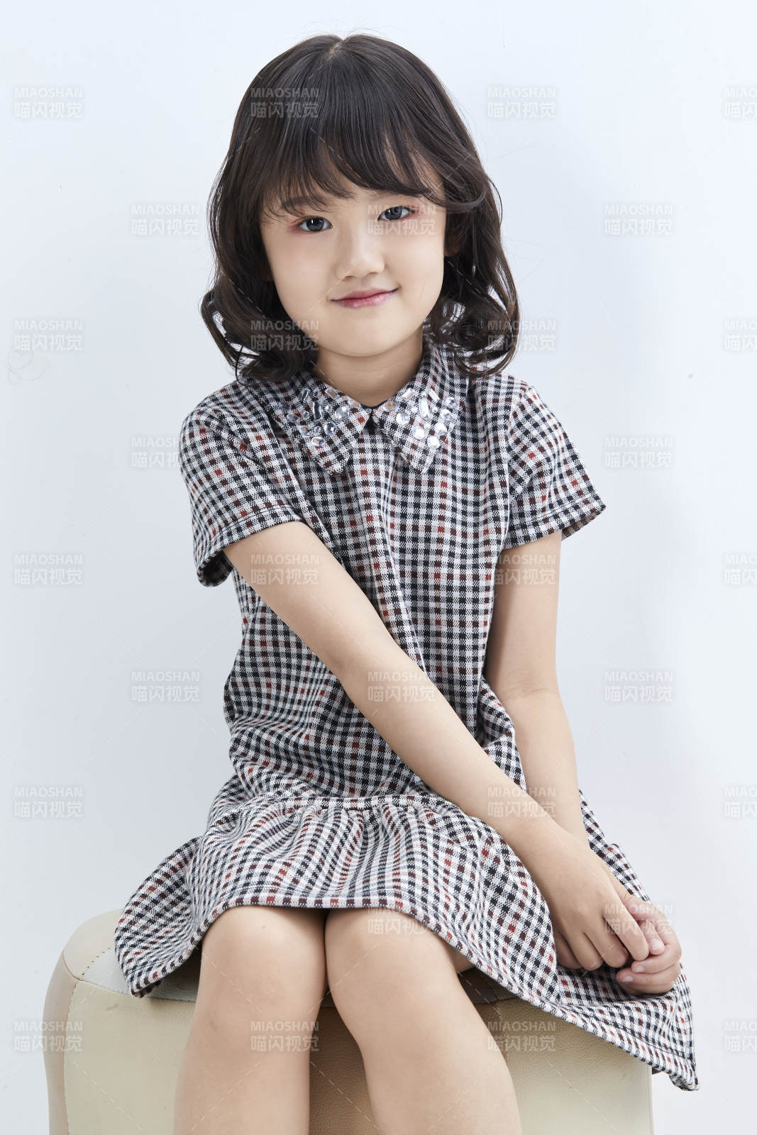 白色色背景的可爱的亚洲小女孩儿童