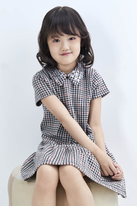 白色色背景的可爱的亚洲小女孩儿童