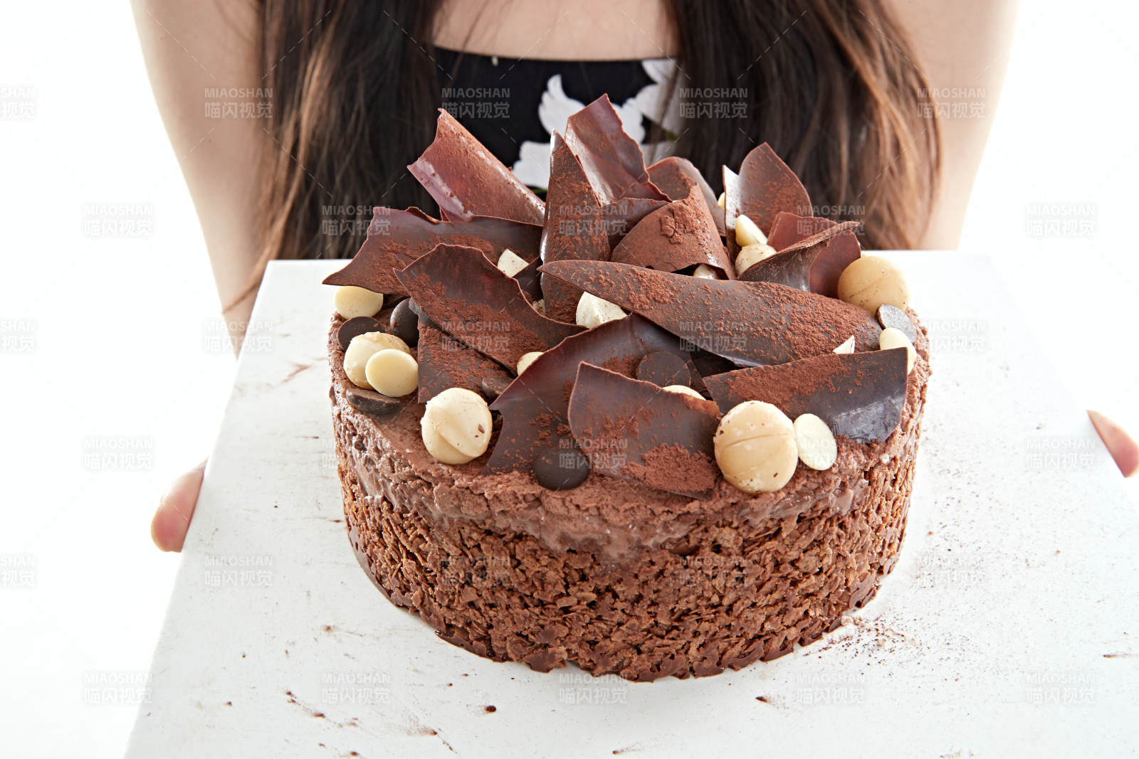 喝紅酒品嘗蛋糕的年輕女性