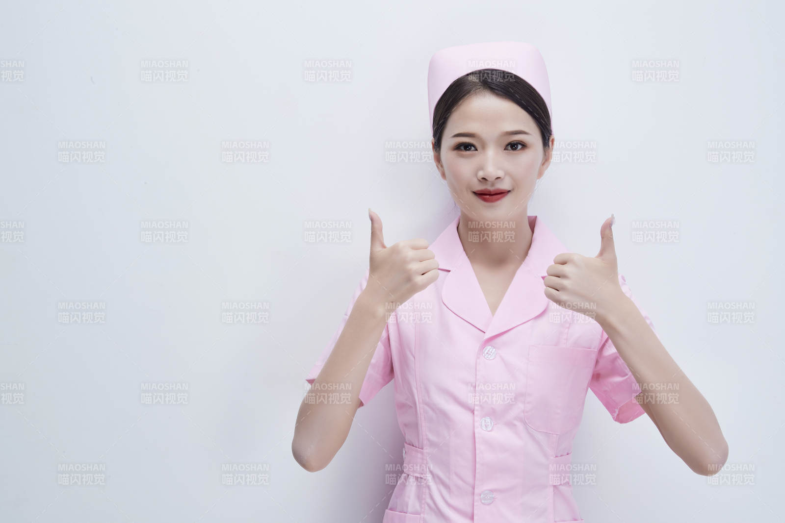 身穿粉色護士服佩戴聽診器的女性醫護人員