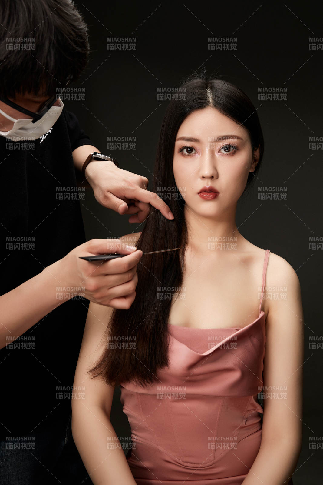 進行美妝化妝的化妝師與模特