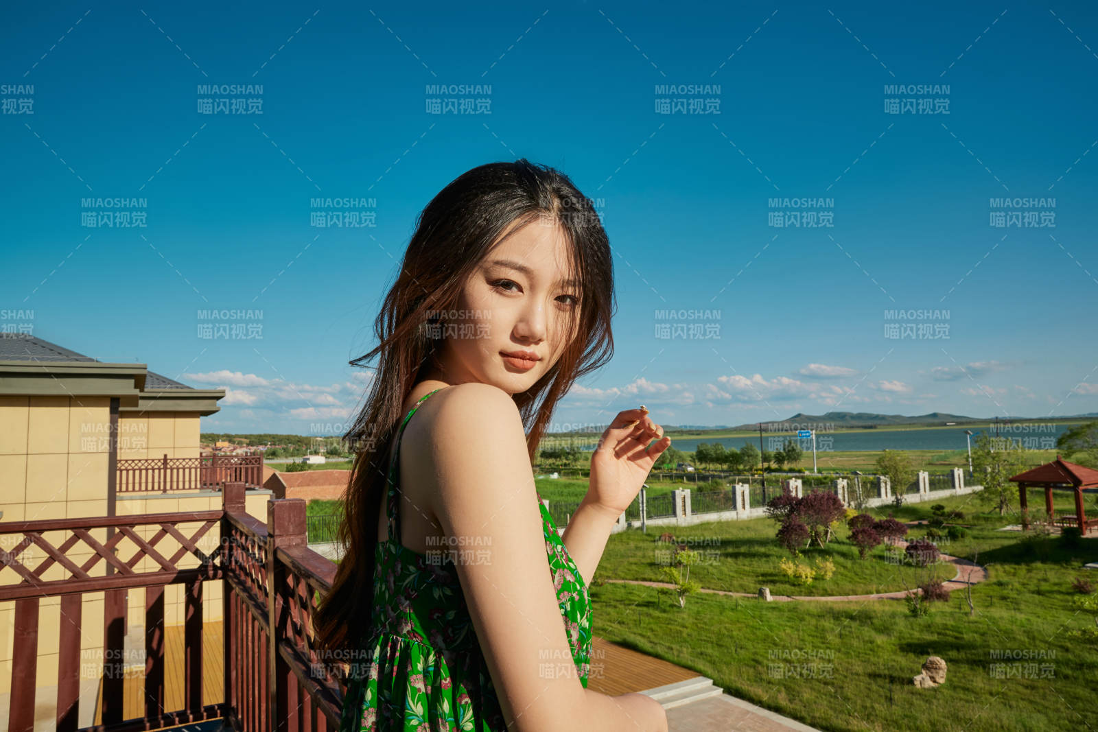 度假區(qū)酒店別墅天臺上的美女