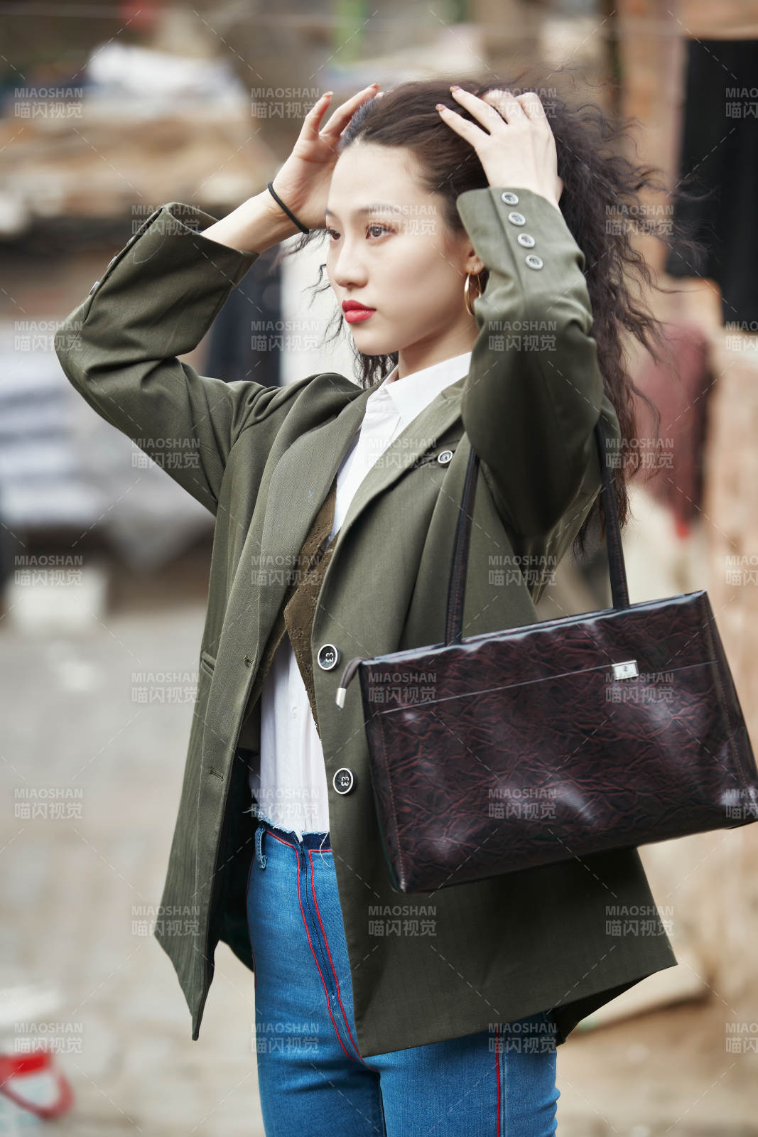 老旧城区里穿着复古港风的美丽清纯少女