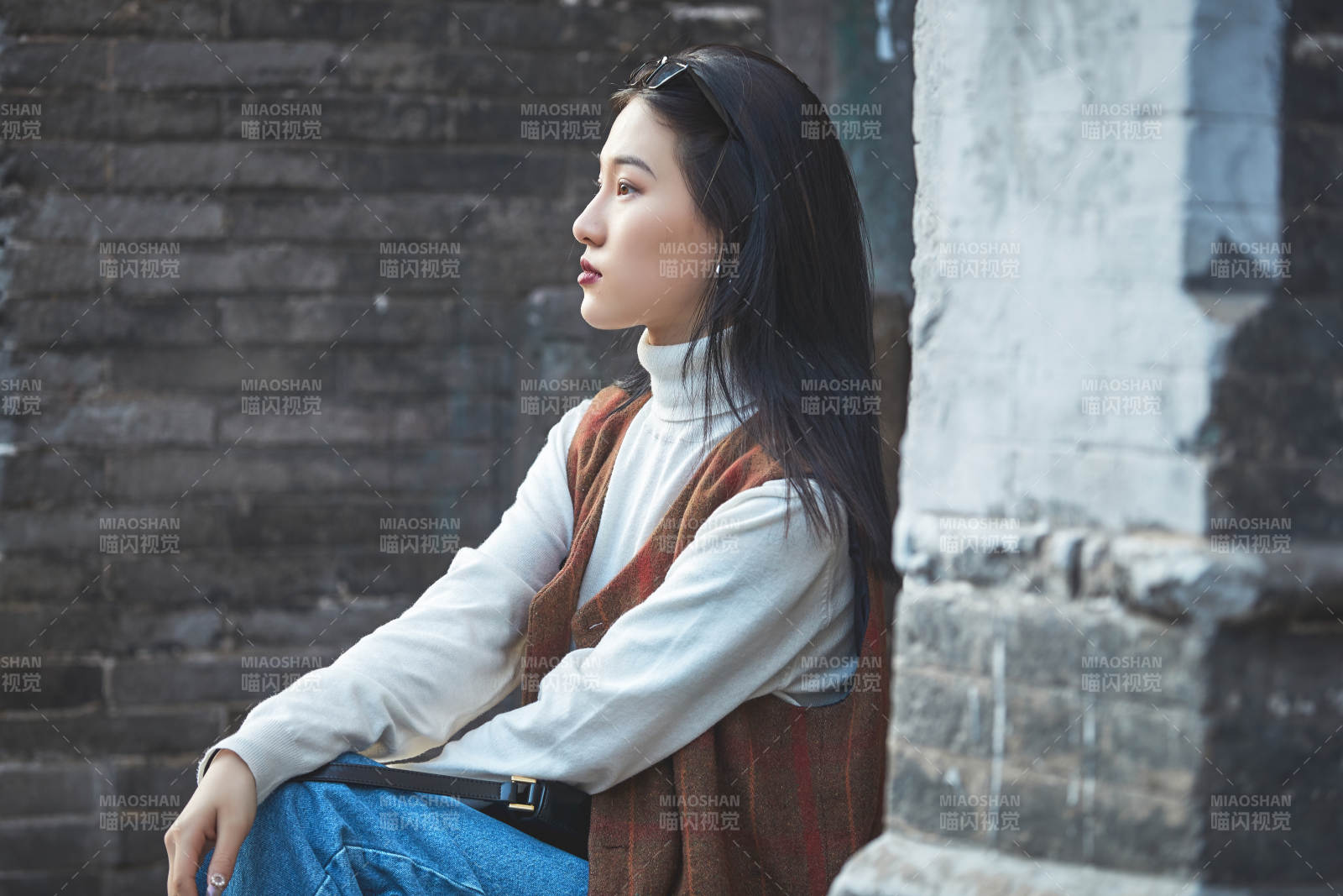 老旧城区里穿着复古港风的美丽清纯少女