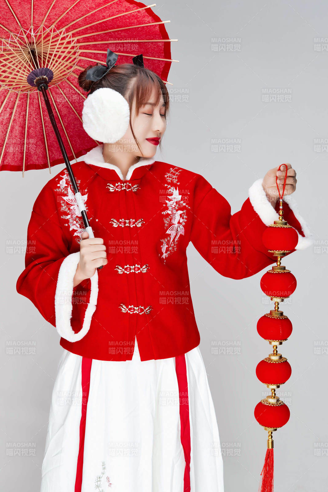 手打油紙傘手提紅燈籠身穿喜慶漢服的可愛少女