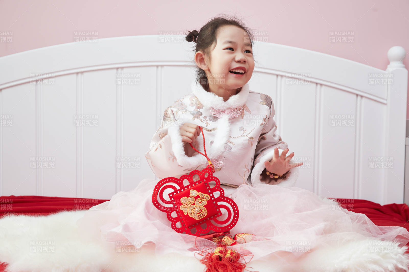 在家玩耍的亞洲小女孩