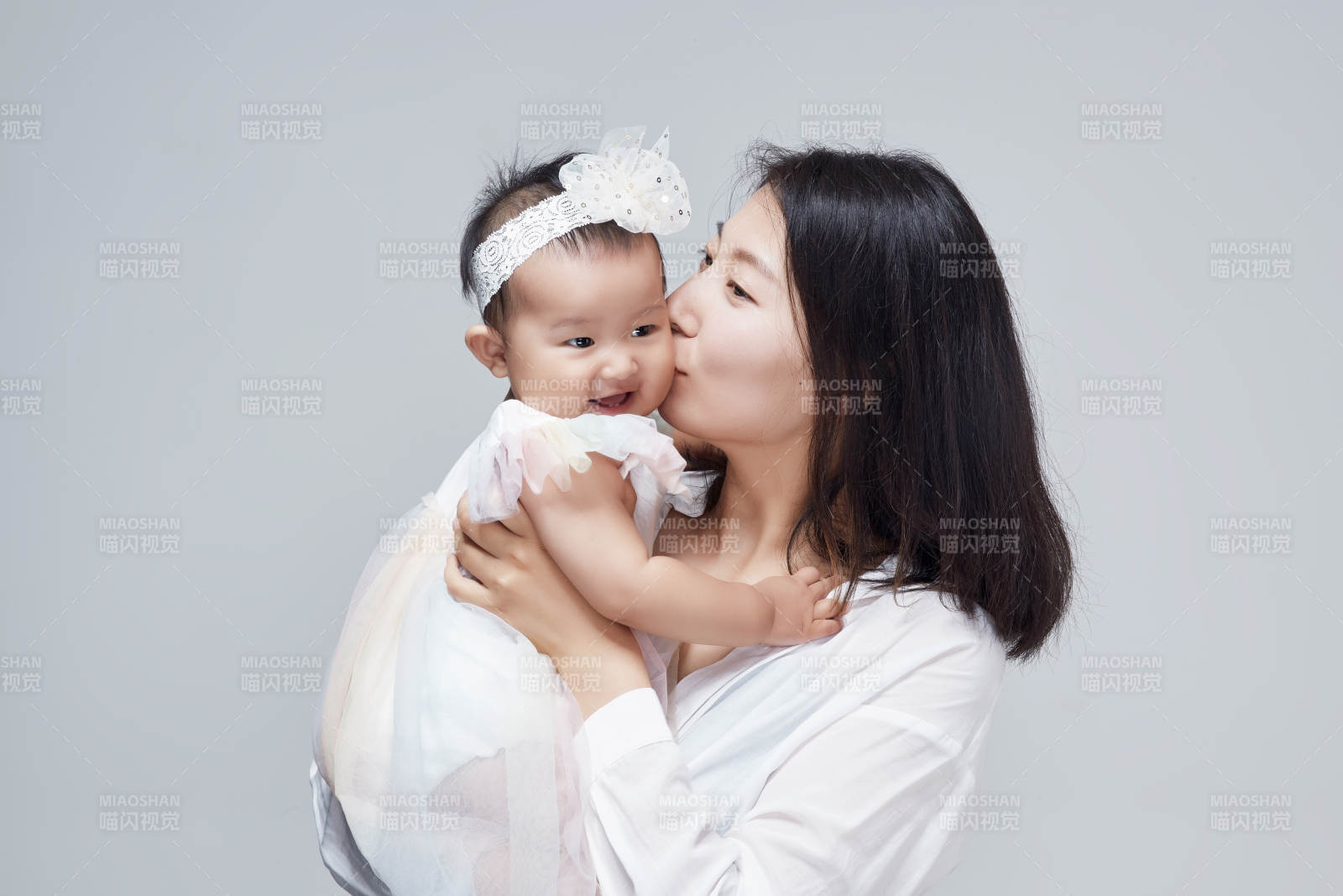 媽媽陪伴寶寶快樂的玩耍