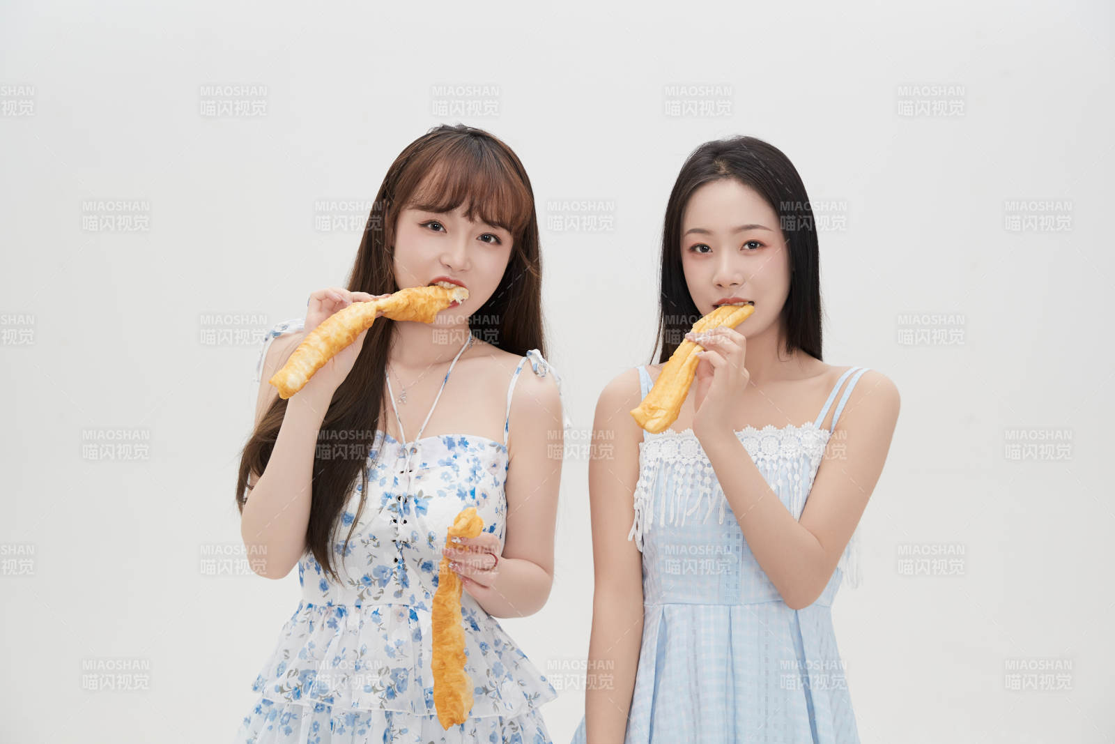 吃油條的亞洲可愛美女閨蜜