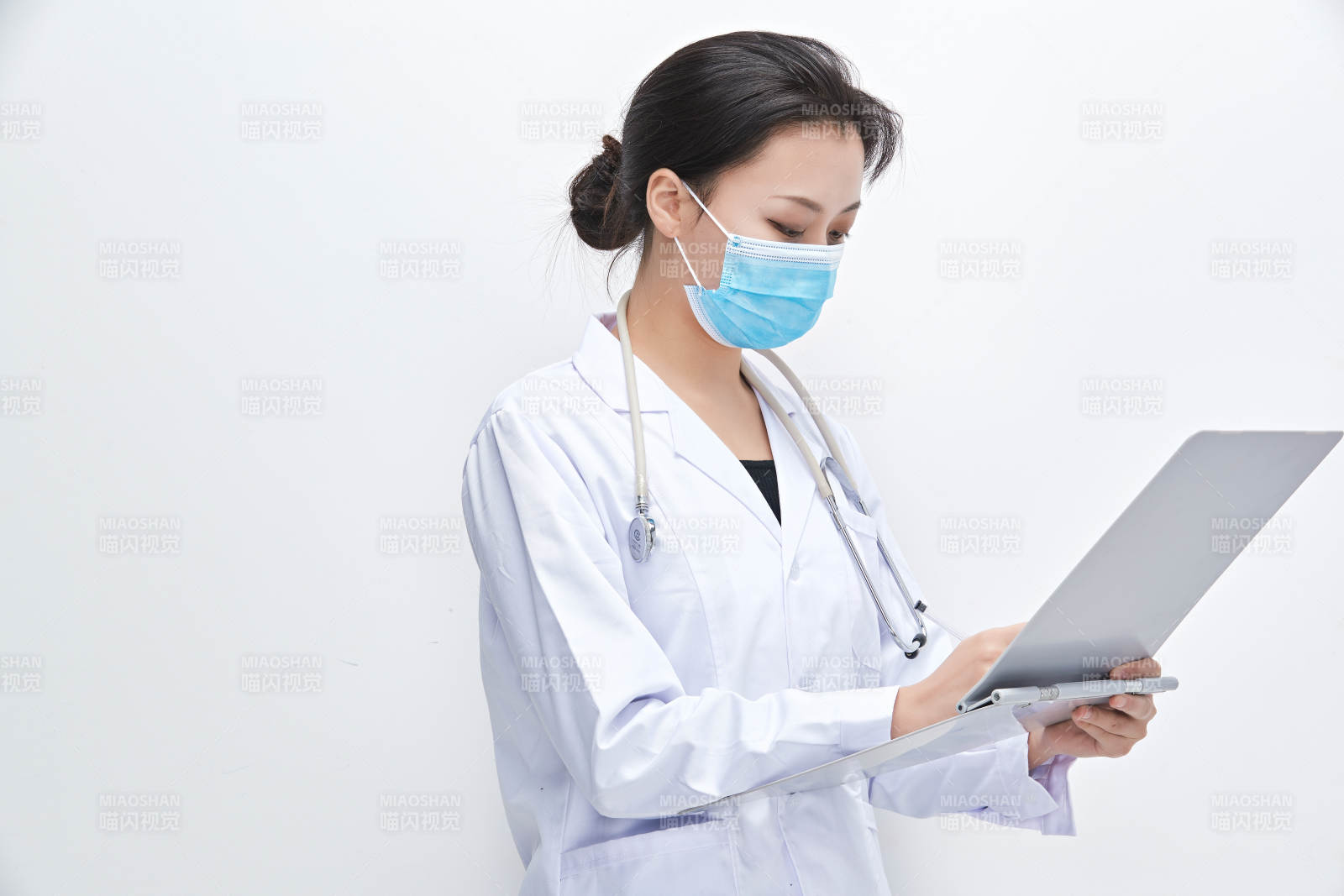 白色背景下手持病歷夾的巡查醫(yī)生人像