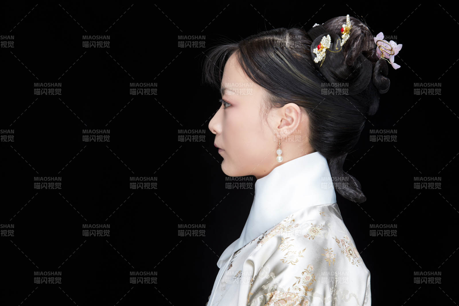 黑色背景下的清代女性古装造型清朝古装
