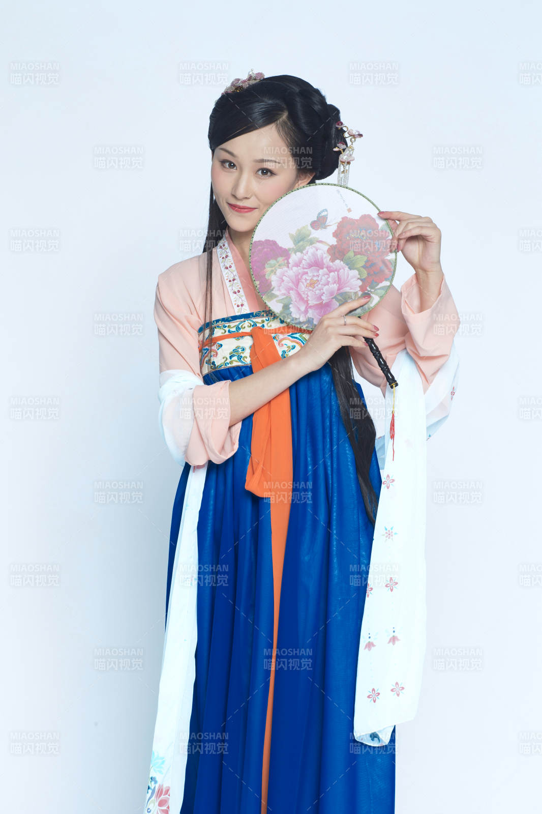 身穿古装的汉服女性人像汉服影棚拍摄