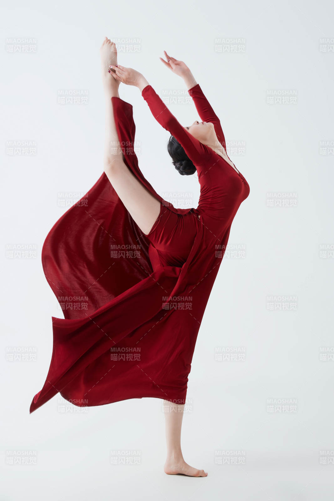 穿着红色长裙翩翩起舞的少女图片