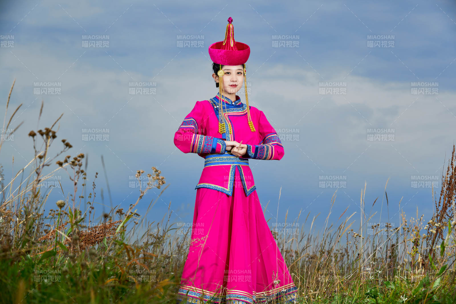 草原上身穿豪華蒙古族服飾的蒙族少女