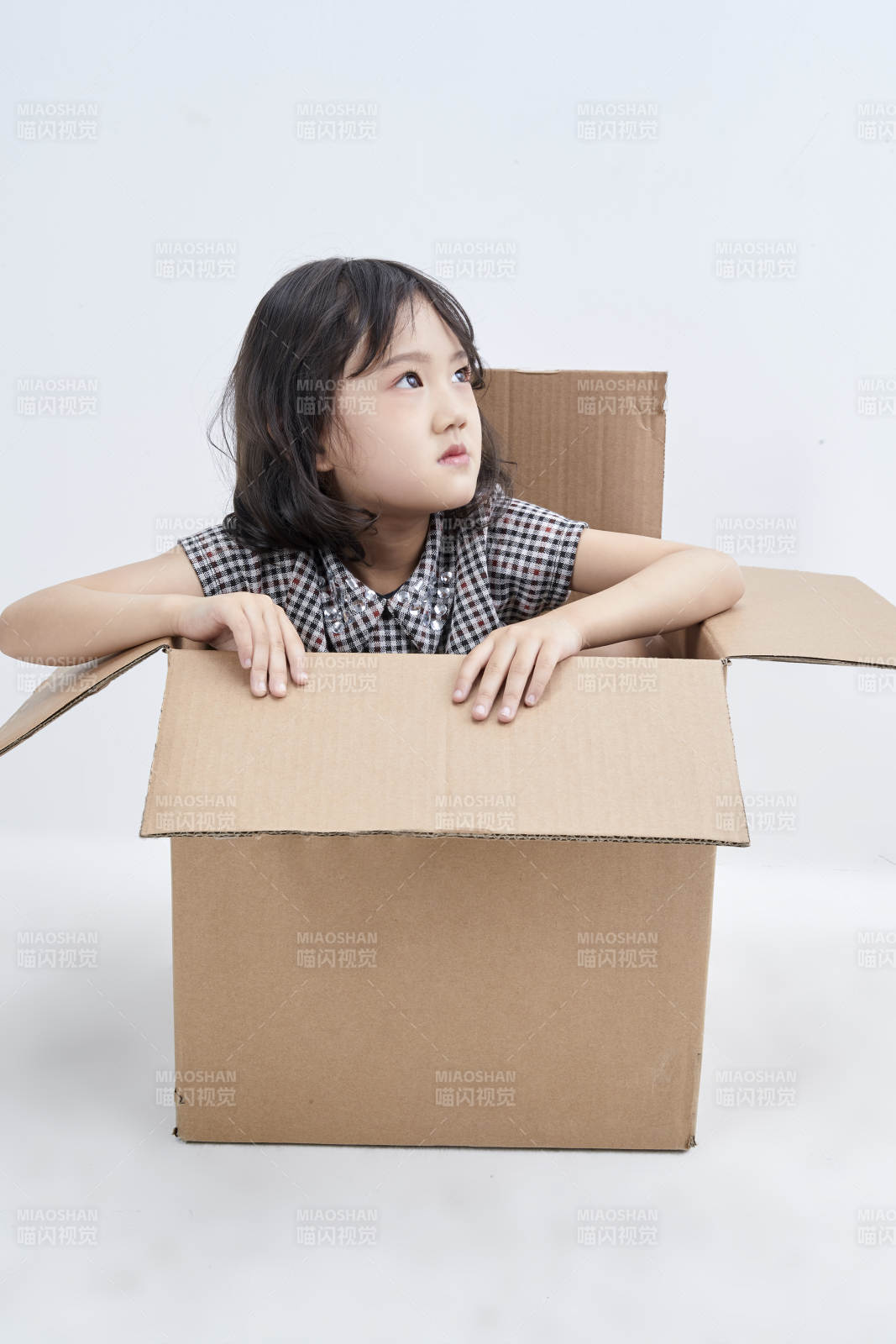 躲在紙箱中玩耍的調(diào)皮可愛亞洲小女孩兒童