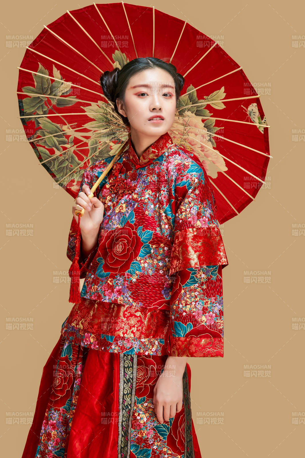 身穿中国秀禾服手撑油纸伞的亚洲女性模特