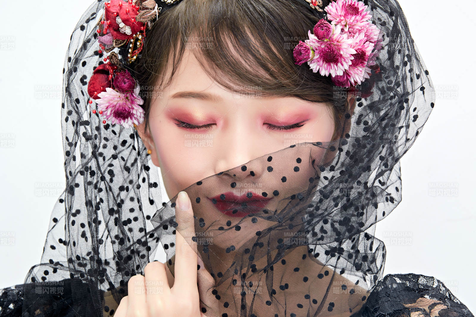 白色背景下的新娘彩妆美女人像