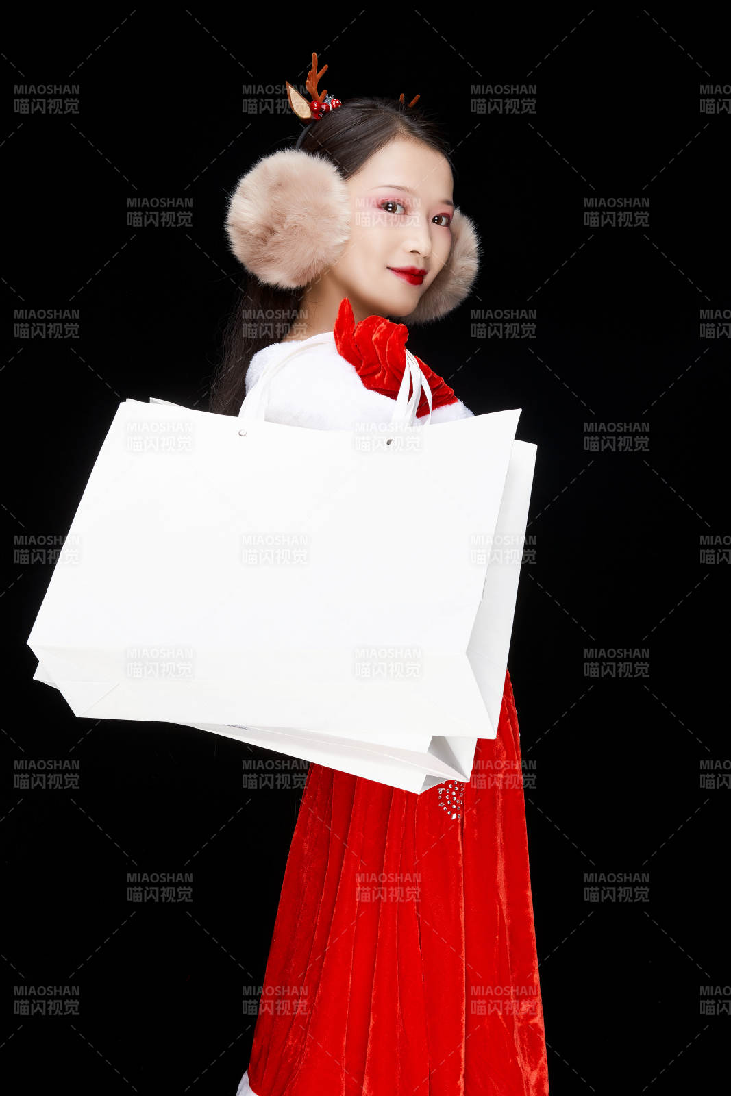 身穿圣诞服饰手提购物袋性感可爱的圣诞女郎