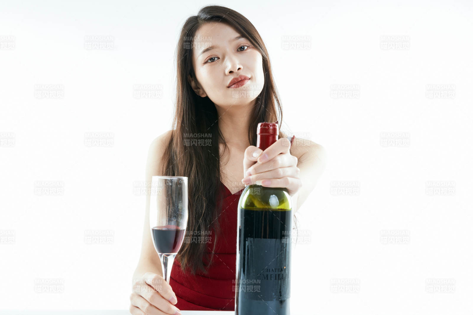 独自品尝红酒的亚洲女性