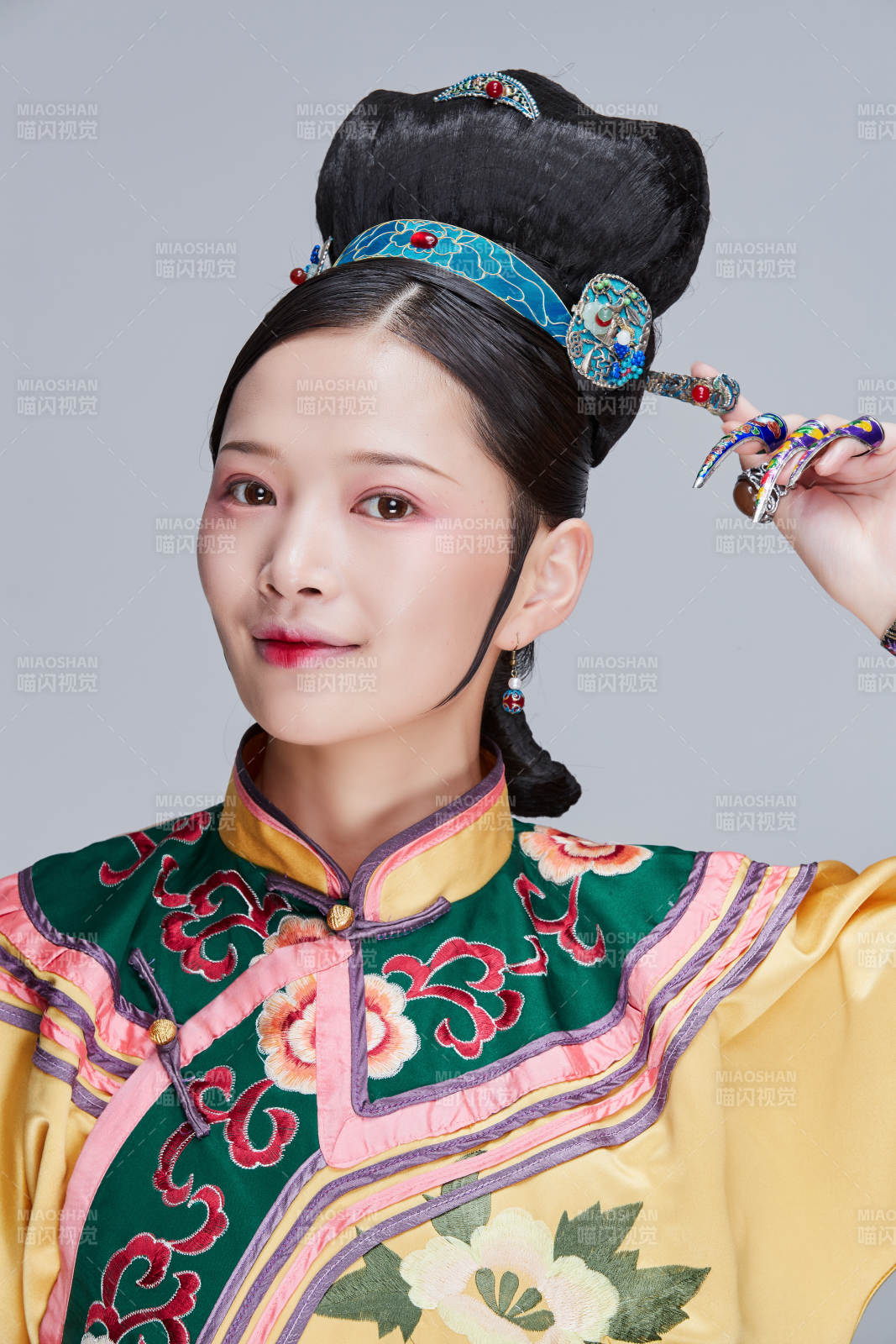 白色背景下的清代女性古裝造型清朝古裝