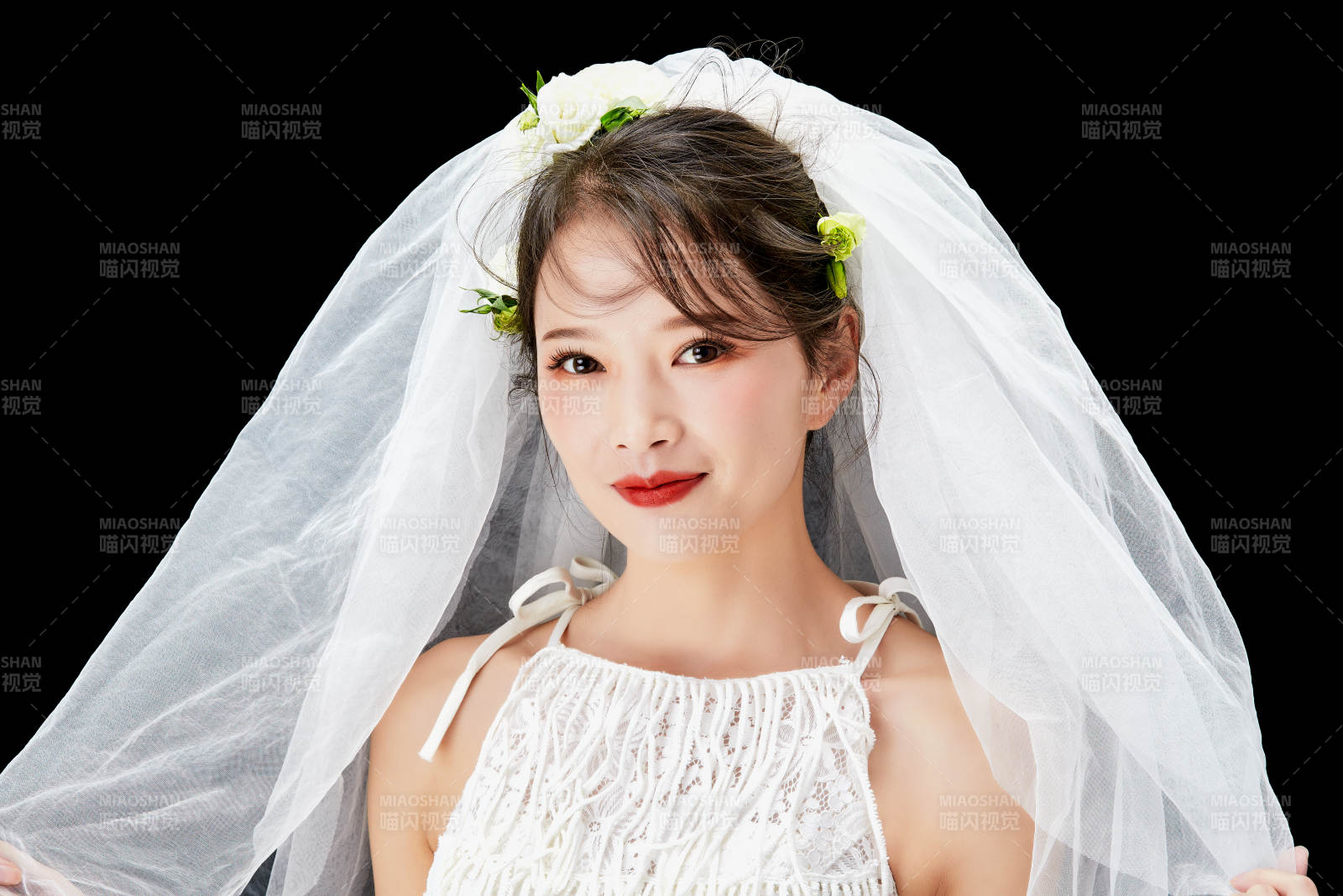 黑色背景下的美妝新娘彩妝人像