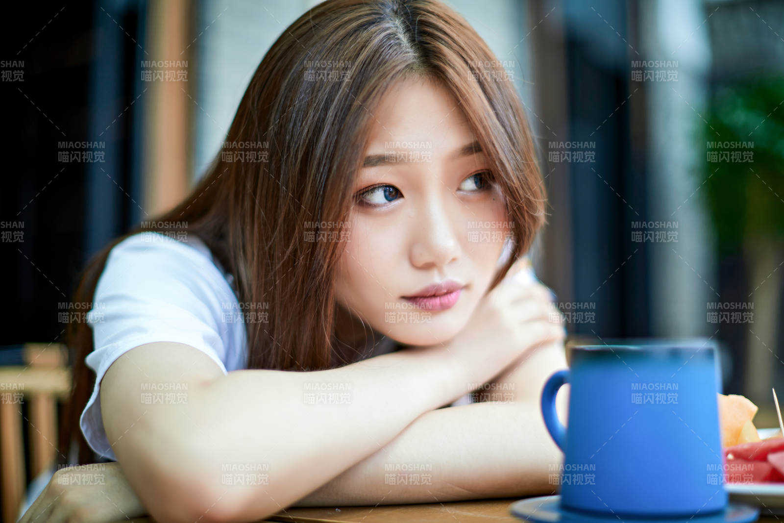 坐在咖啡图书馆吃东西的可爱少女