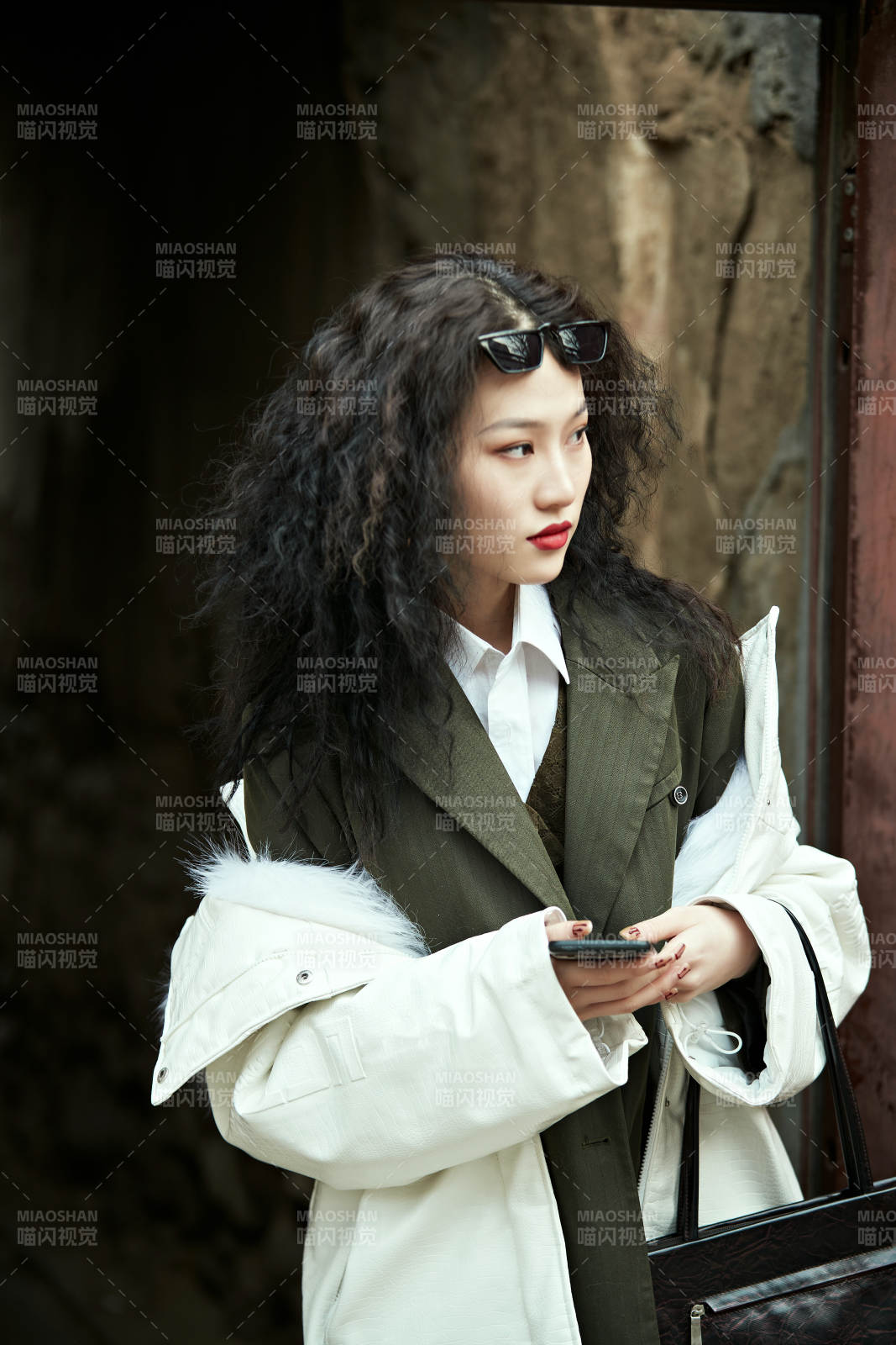 老舊城區(qū)里穿著復古港風的美麗清純少女