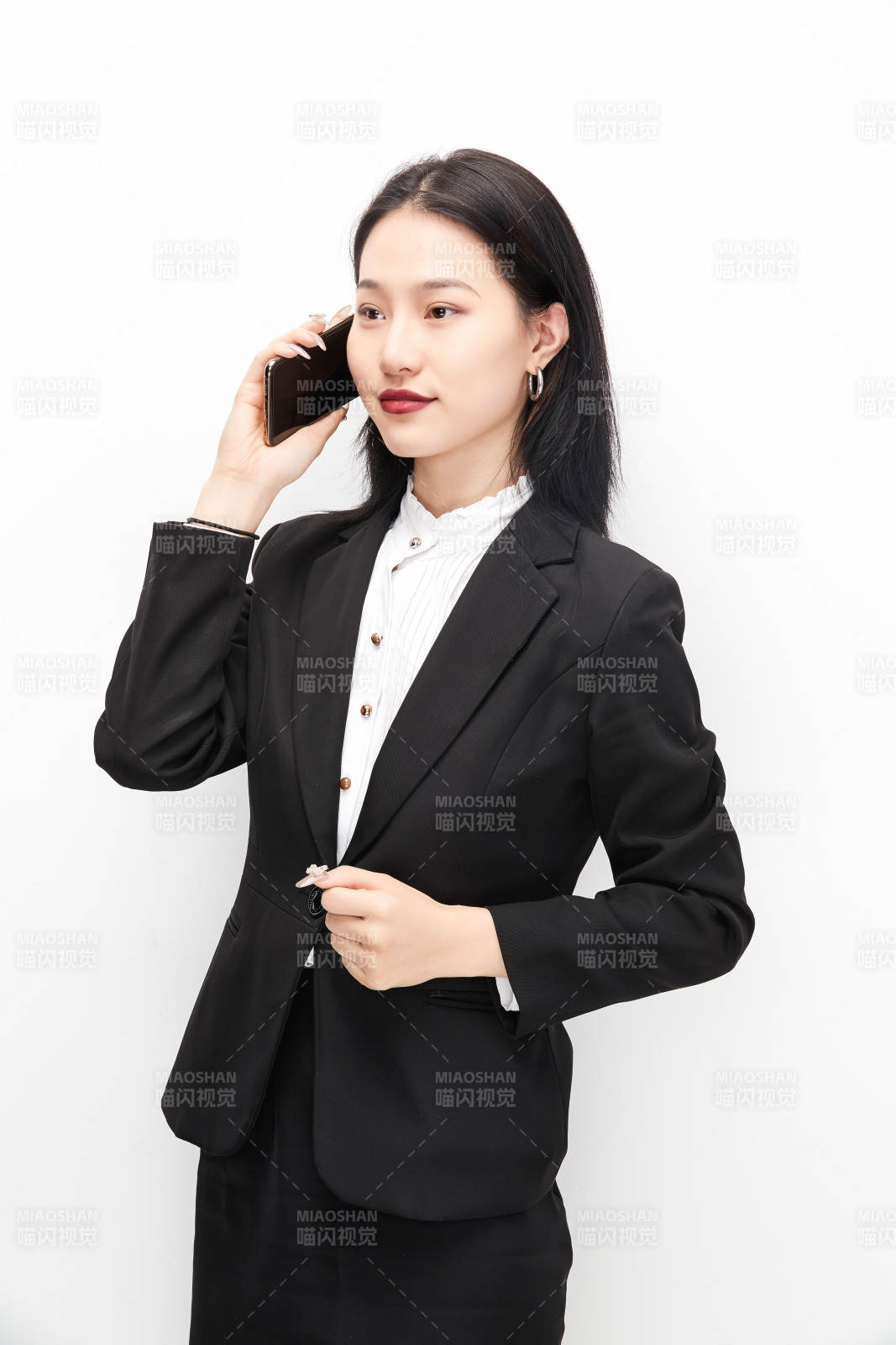 身穿西服拿著手機(jī)的美麗商務(wù)女士