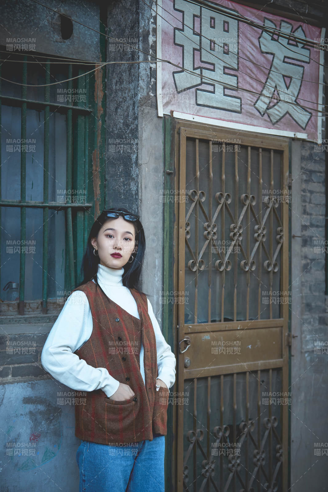 老舊城區(qū)里穿著復(fù)古港風(fēng)的美麗清純少女