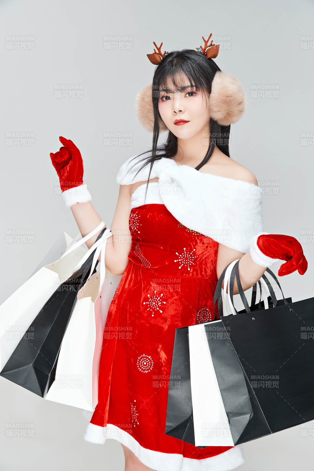 身穿圣诞服饰手提购物袋性感可爱的圣诞女郎