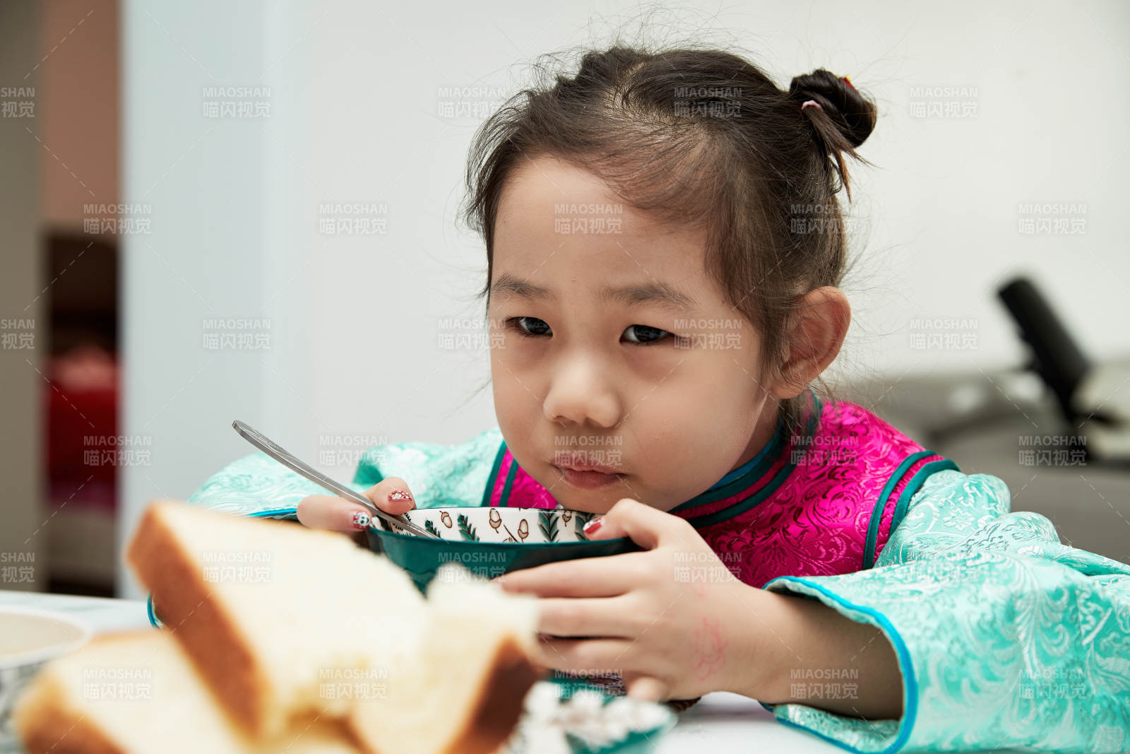在家玩耍的亞洲小女孩