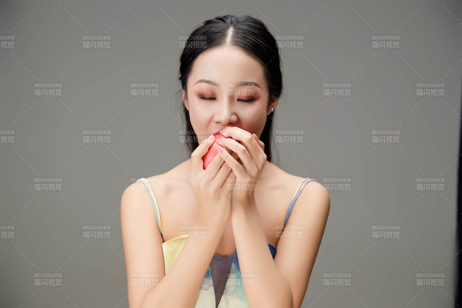 吃水果的亚洲东方长发少女