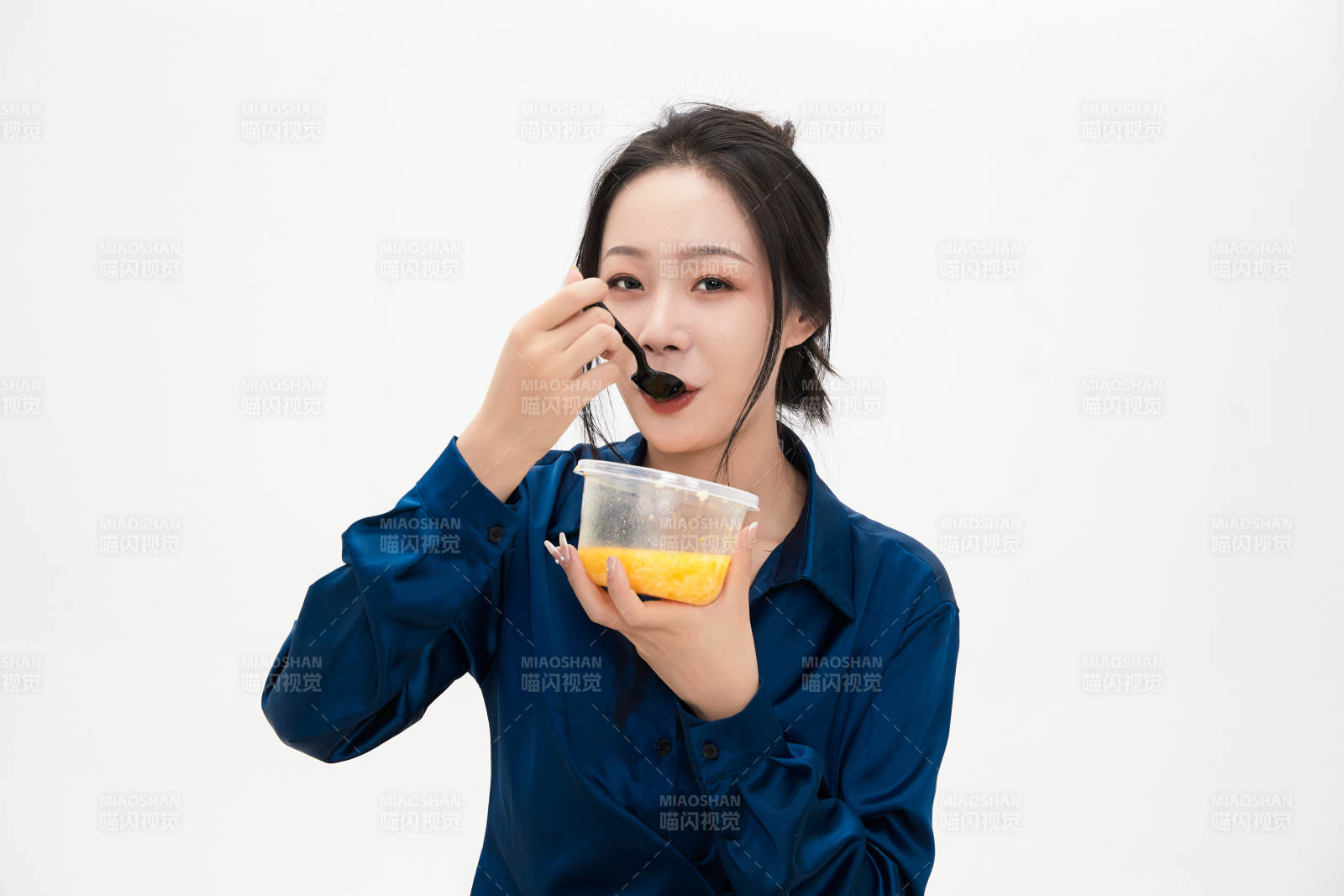 大吃特吃的亞洲可愛少女人像